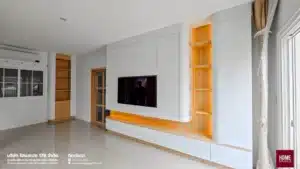 ตู้โชว์ทีวีบิ้วอินสีขาว minimal ช่องวางทีวีพร้อมไฟ LED ห้องนั่งเล่น หมู่บ้านอารียา สกลนคร